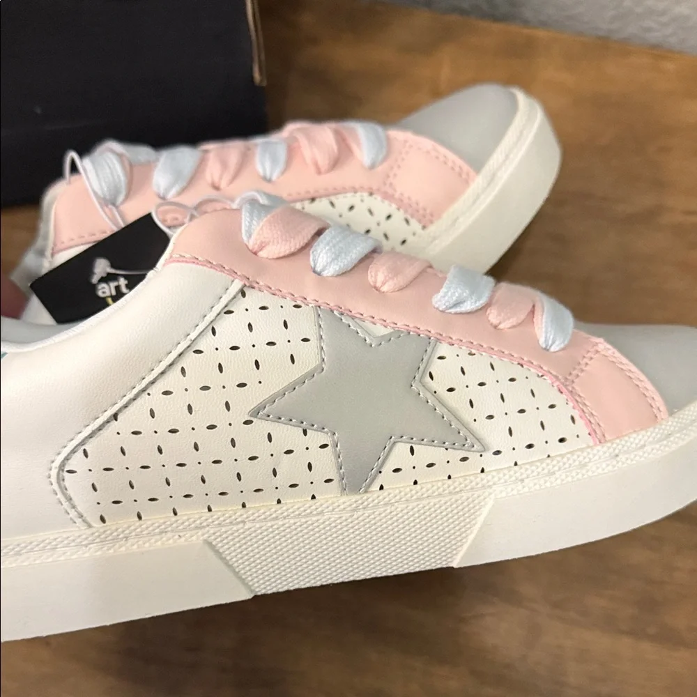 art class Pink and Silver Star Accent Kids Sneakers size 4 NEW